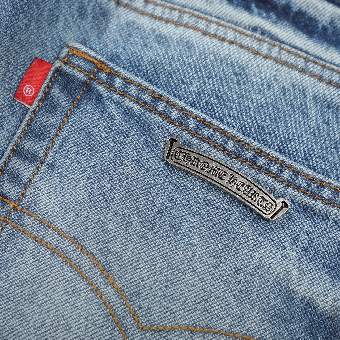 P270 Chrome Hearts CH Cross embroidered distressed jeans Top ceiling quality 100% version correct version is coming!  Believe me this must be the best quality you will ever come across! ! Excellent value for money! !  Styles with different washes and textures are very friendly to people with thin legs and thick legs. The straight version is very flattering to the shape of the legs. The moderate length is timeless and easy to match. It is the basis of various styles and a must-have in the wardrobe! ! Add a little stacking to easily control this year's popular clean fit fabric. The fabric is stiff but the upper body is soft without losing texture. The sides and cuffs of some styles have a bone-wash effect. It's really hard not to love it! The outfit effect is immediate! ✅Correctly customize the Croxin metal leather label on the back panel. It is not sold directly with the cross on the finished jeans. 1:1 copying strives for excellence and the details are perfectly grasped. ✅The cross leather label is clear and smooth. Exquisite turning top craftsmanship. ✅Buttons, zippers and hardware are all customized versions of the Croxin LOGO. ✅High-cost washing process. Size: 28 30 32 34 36 (5 sizes)